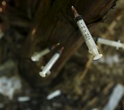 Panaudoti heroino &scaron;virk&scaron;tai, įsmeigti į bananmedžio kamieną Vietname