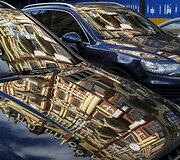 Pastatai atsispindintys ant automobilių Kijeve