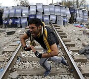 Protestuojantis sulaikytas migrantas prie&scaron; Makedonijos pareigūnus