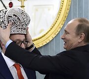 Putinas uždeda imperatoriaus karūnos repliką ant Genadijaus Chazanovo galvos