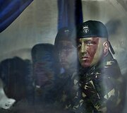 Rumunijos specialiųjų pajėgų kariai laukia autobuse