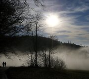 Pora &Scaron;veicarijoje vaik&scaron;tinėja ryto miglose