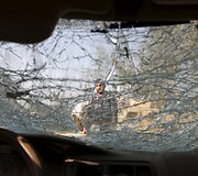 Afganistano karys matomas pro sprogimo suskaldytą automobilio stiklą
