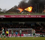 Futbolo rungtynių Didžiojoje Britnaijoje nenutraukė net ir netoliese kilęs gaisras