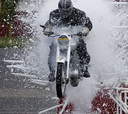 Indijos kariuomenės motociklininkas atlieka triuką