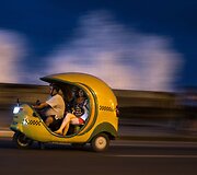 Turistai kuboje keliauja &bdquo;Coco taxi&ldquo;