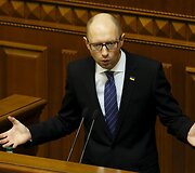Rados narys Olehas Barna užpuola Arsenijų Yatsenyuką