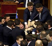 Rados narys Olehas Barna užpuola Arsenijų Yatsenyuką