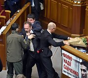 Rados narys Olehas Barna užpuola Arsenijų Yatsenyuką