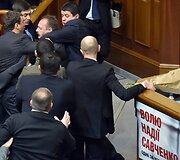 Rados narys Olehas Barna užpuola Arsenijų Yatsenyuką