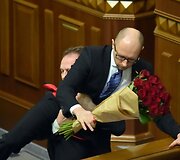 Rados narys Olehas Barna užpuola Arsenijų Yatsenyuką
