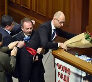 Rados narys Olehas Barna užpuola Arsenijų Yatsenyuką