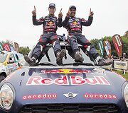 Sausio 17 diena. &bdquo;Mini&ldquo; vairuotojas Nasseras Al-Attiyahas i&scaron; Kataro ir &scaron;turmanas Matthieu Baumelis i&scaron; Prancūzijos &scaron;ventė pergalę Pietų Amerikos Dakaro ralyje