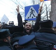 Sausio 15 diena. Tūkstančiai protestuojančių armėnų reikalavo Rusijos i&scaron;duoti kareivį, kuris kaltinamas &scaron;eimos nužudymu