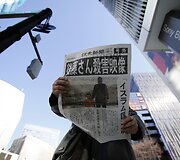 Vasario 1 diena. Vyras su laikra&scaron;čiu, kurio pirmame puslapyje naujiena apie džihadistų nužudytą Japonijos žurnalistą