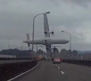 Vasario 4 diena. Taivaniečių &bdquo;TransAsia&ldquo; lėktuvas avariniu būdu leidosi Tapėjaus upėje