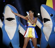 Vasario 2 diena. Katy Perry pasirodė NFL &bdquo;Super Bowl XLIX&ldquo; finalinių rungtynių pertraukos metu