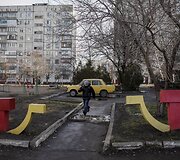 Vasario 3 diena. Per balą &scaron;okantis berniukas Ukrainoje.