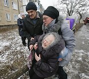 Vasario 9 diena. Donetsko gyventoja sielvartauja dėl ap&scaron;audytų savo namų