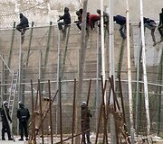 Vasario 10 diena. I&scaron; 400 mėginusių, 40 migrantų pavyko perlipti tvorą ir patekti į Ispanijos teritoriją, kur buvo i&scaron;kart sulaikyti pareigūnų
