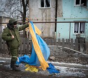 Vasario 7 diena. Rusijos remiamas separatistas, keliantis suply&scaron;usią Ukrainos vėliavą