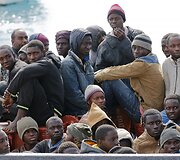 Vasario 15 diena. Beveik 300 migrantų buvo i&scaron;gelbėti i&scaron; perpildyto laivo prie Libijos krantų