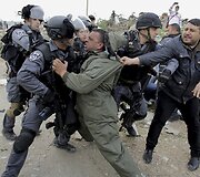 Vasario 16 diena. Izraelio karių grumtynės su protestuojančiais palestiniečiais