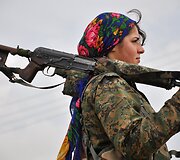 Vasario 13 diena. Kurdų kovotoja kariniuose apmokymuose