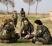 Prie&scaron; &bdquo;Islamo valstybės&ldquo; džihadistus kovojančios kurdės