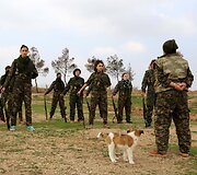 Prie&scaron; &bdquo;Islamo valstybės&ldquo; džihadistus kovojančios kurdės