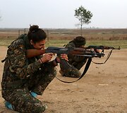 Prie&scaron; &bdquo;Islamo valstybės&ldquo; džihadistus kovojančios kurdės