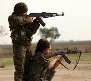 Prie&scaron; &bdquo;Islamo valstybės&ldquo; džihadistus kovojančios kurdės