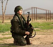 Prie&scaron; &bdquo;Islamo valstybės&ldquo; džihadistus kovojančios kurdės