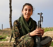 Prie&scaron; &bdquo;Islamo valstybės&ldquo; džihadistus kovojančios kurdės