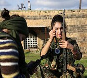 Prie&scaron; &bdquo;Islamo valstybės&ldquo; džihadistus kovojančios kurdės