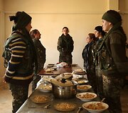 Prie&scaron; &bdquo;Islamo valstybės&ldquo; džihadistus kovojančios kurdės