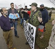 Musulmonai protestuotojams atne&scaron;ė vandens
