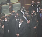 Kosovo parlamente opozicijos nariai paleido a&scaron;arines dujas