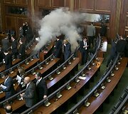 Kosovo parlamente opozicijos nariai paleido a&scaron;arines dujas