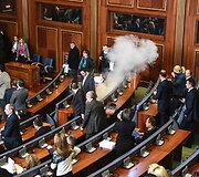Kosovo parlamente opozicijos nariai paleido a&scaron;arines dujas