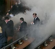 Kosovo parlamente opozicijos nariai paleido a&scaron;arines dujas