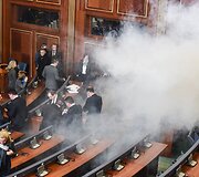 Kosovo parlamente opozicijos nariai paleido a&scaron;arines dujas