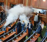 Kosovo parlamente opozicijos nariai paleido a&scaron;arines dujas
