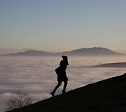 Moteris lipa į kalną Bosnijoje ir Hercegovinoje