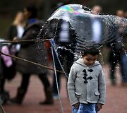 Sprogęs muilo burbulas vir&scaron; berniuko galvos Niujorke
