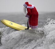 Velse surengtas Kalėdų senių banglentininkų konkursas