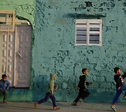 Palestiniečių berniukai bėga gatvėje