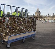 Birželio 1 diena. Paryžiuje nuo tiltų nurinktos meilės spynelės