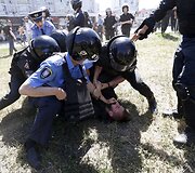 Birželio 6 diena. Policininkai sulaikė agresyvų protestuotoją per LGBT eitynes Kijeve