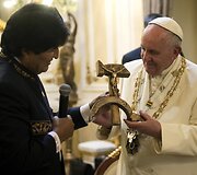 Liepos 9 diena. Bolivijos prezidentas popiežiui įteikė &scaron;iek tiek keistoką dovaną